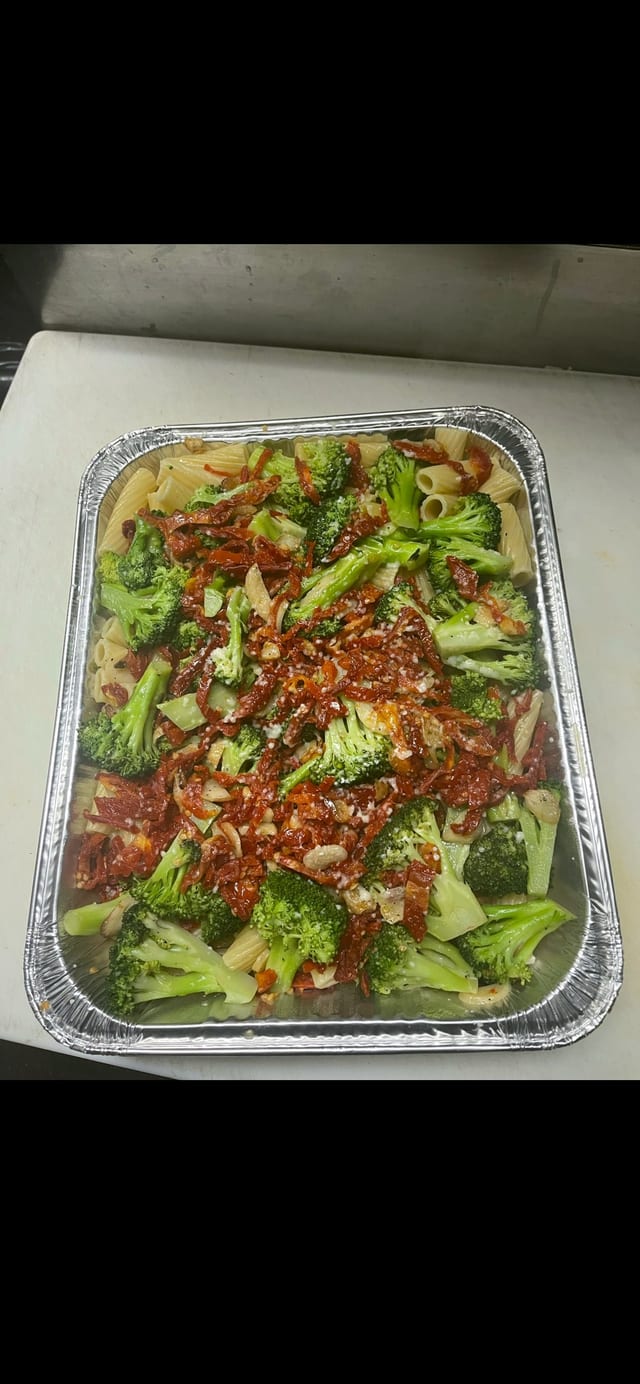 Rigatoni with Brócoli and Sun Dried Tomatoes Garlic and Oil Catering.